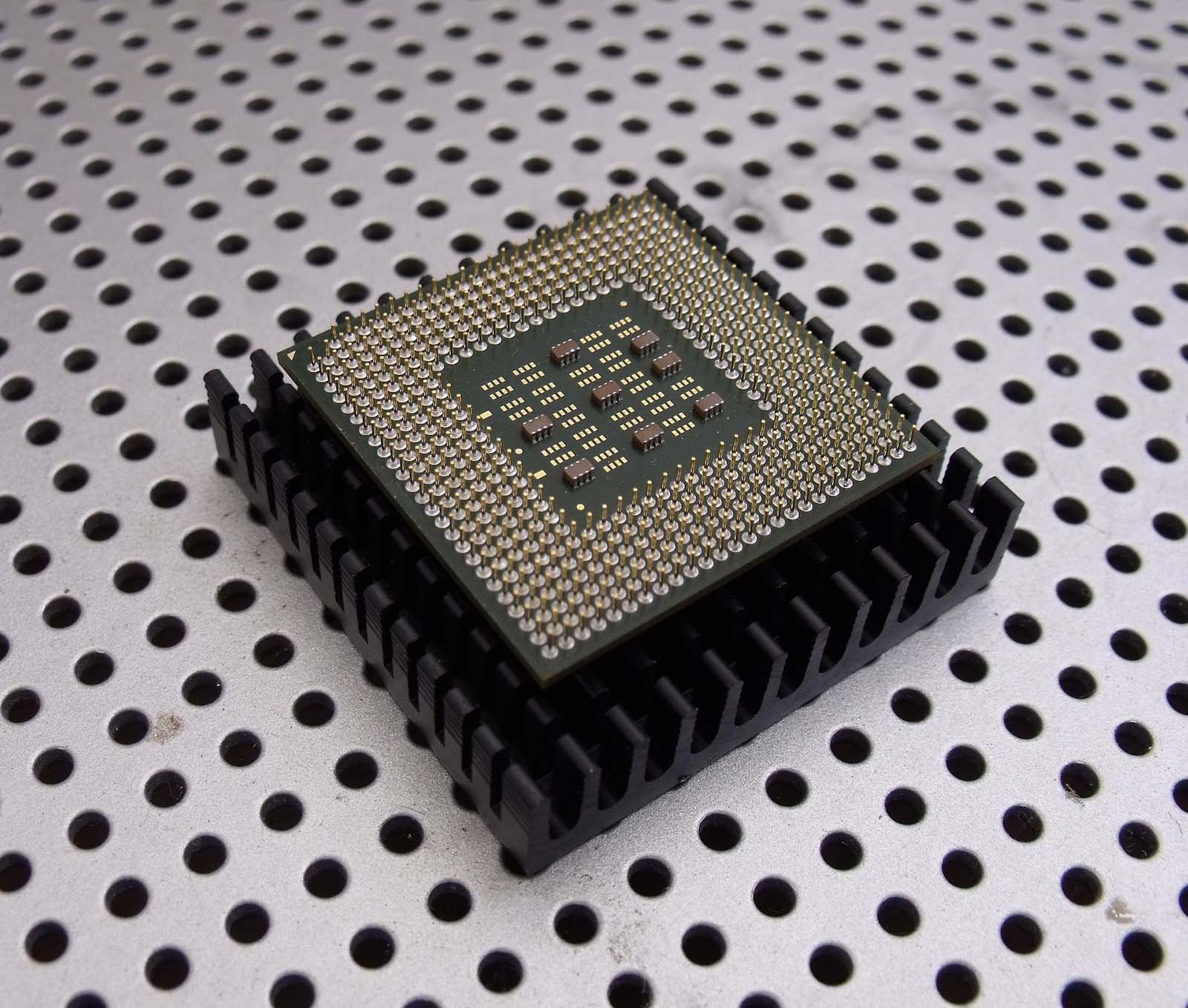 micro-chip-19980_1920